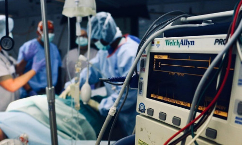 Η απίστευτη πρόκληση γιατρού σε ασθενή και η αποκάλυψη Άδωνι για τα «φακελάκια»