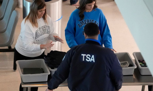 Αεροπλάνα: Αλλάζει ο κανονισμός για τα υγρά στις χειραποσκευές στα ευρωπαϊκά αεροδρόμια