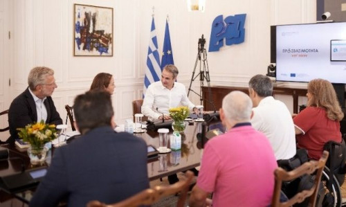 Συνάντηση Μητσοτάκη με εκπροσώπους ΑμεΑ για το πρόγραμμα «Προσβασιμότητα κατ’ οίκον»