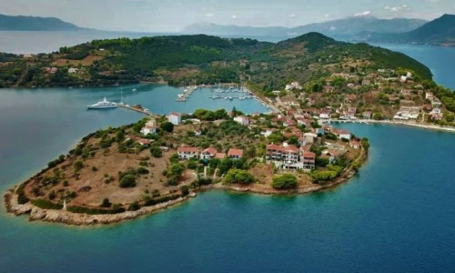 Ανατροπή σκάφους με τραυματίες στα Τριζόνια - Τρια άτομα στο νοσοκομείο