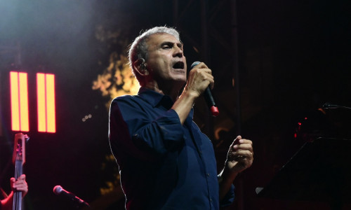 Νταλάρας: Κανένας τραγουδιστής στην Ελλάδα δεν μπορεί να πει ότι ήταν μεγάλος