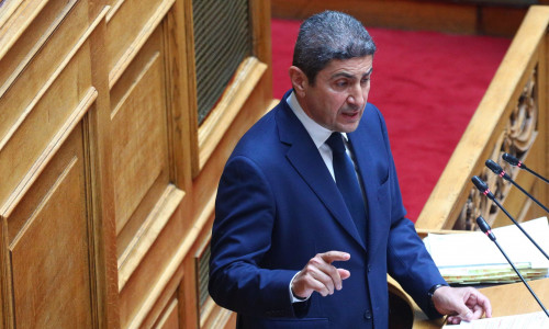 Με σαρδάμ, ειρωνείες και καρφώματα επιχείρησε να υπερασπιστεί τον εαυτό του ο Αυγενάκης