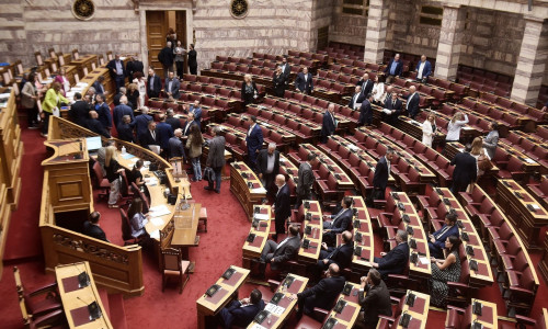 Βουλή εκτός ορίων: Οι επιστολικές ψήφοι, ο συντονισμός της αντιπολίτευσης και η άγνωστη επόμενη μέρα