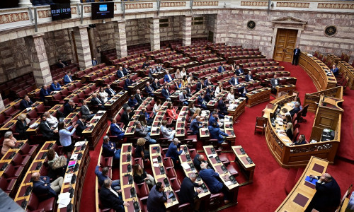 Live: Χάος στην Ολομέλεια της Βουλής μετά την άρνηση αναβολής της ψηφοφορίας