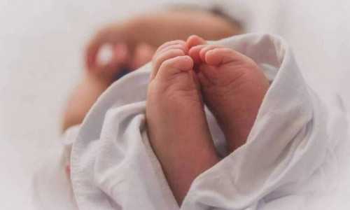 Νέο παγκόσμιο ρεκόρ: Γεννήθηκε αγοράκι από έμβρυο που είχε καταψυχθεί για πάνω από 30 χρόνια