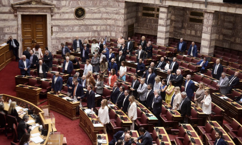 Βουλή: Η δεύτερη ανάγνωση της επεισοδιακής συνεδρίασης - Το παρασκήνιο και τα «πηγαδάκια»