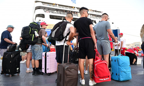 Αδειάζουν οι πόλεις: Σε πλήρη εξέλιξη η έξοδος των αδειούχων του Αυγούστου προς νησιά και επαρχία