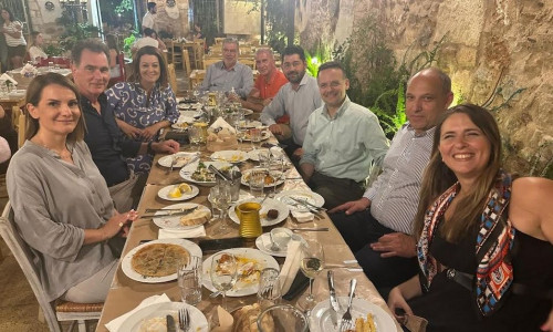 Καλοκαιρινοί μεζέδες για Χάρη Δούκα και Νίκο Παπανδρέου στο κέντρο της Αθήνας