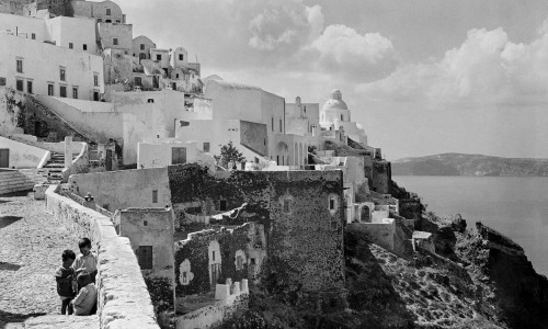 Μουσείο Μπενάκη: Εγκαινιάζεται η έκθεση «Nelly's. Η Σαντορίνη του μεσοπολέμου» στο Καστέλι Πύργου