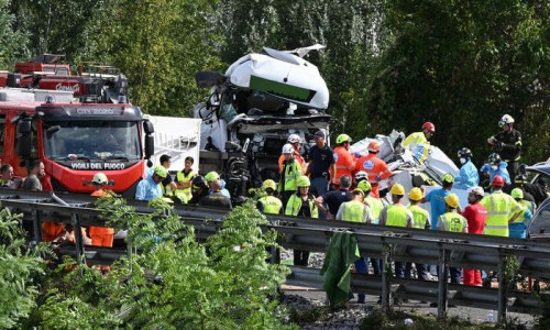 Ιταλία: Φονική καραμπόλα - Φορτηγά, ασθενοφόρο, λεωφορείο, τροχόσπιτο - Νεκροί ασθενής και συνοδοί