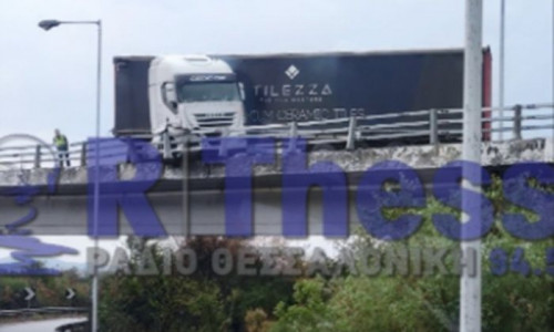 Θεσσαλονίκη: Ανατροπή νταλίκας στην έξοδο για Εγνατία Οδό