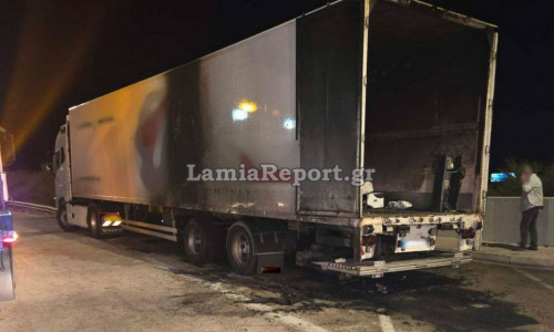 Φθιώτιδα: Νταλίκα «τυλίχθηκε» στις φλόγες τα ξημερώματα – Καταστράφηκε το φορτίο