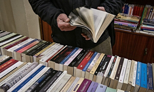 ΔΥΠΑ: Συνεχίζονται οι αιτήσεις των επιταγών αγοράς βιβλίου – Ποιοι είναι οι δικαιούχοι των 25 ευρώ
