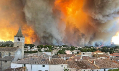 Ανεξέλεγκτη η φωτιά στη Γαλλία: Στις φλόγες μια περιοχή στο μέγεθος του Παρισιού -Ένας νεκρός