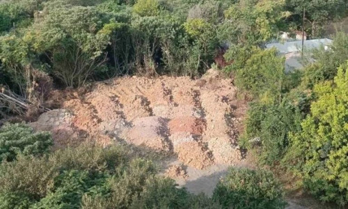 Θεσσαλονίκη: Πέταξαν παράνομα πάνω από 800 τόνους μπάζα σε χωράφι- Δύο συλλήψεις