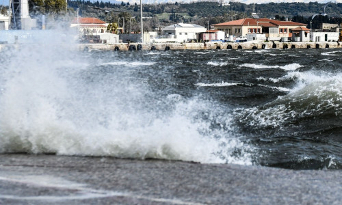 Καιρός αύριο:  Ισχυροί άνεμοι στο Αιγαίο και μικρή πτώση της θερμοκρασίας