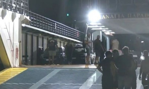Νέα Στύρα: Ρυμουλκήθηκε το πλοίο που προσέκρουσε σε ξέρα - Ομαδικές μηνύσεις καταθέτουν οι επιβάτες