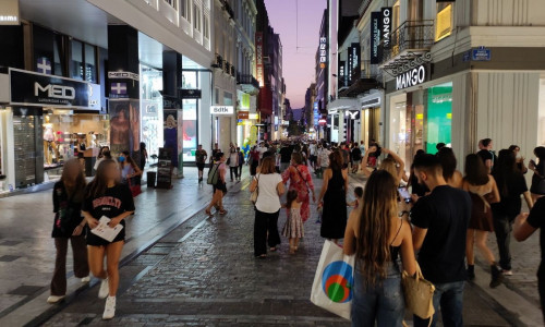 Καλοκαιρινές εκπτώσεις: Πότε θα ολοκληρωθούν – Τι να προσέξουν οι καταναλωτές