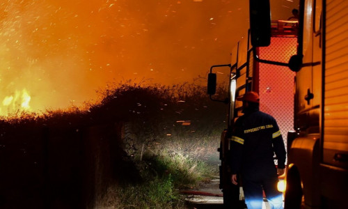 Φωτιά στη Βάρη Αττικής – Μεγάλη κινητοποίηση της Πυροσβεστικής