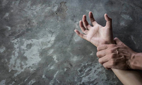 Θεσσαλονίκη: Ακινητοποιούσε τη 10χρονη κόρη της για να τη βιάζει ο σύντροφός της