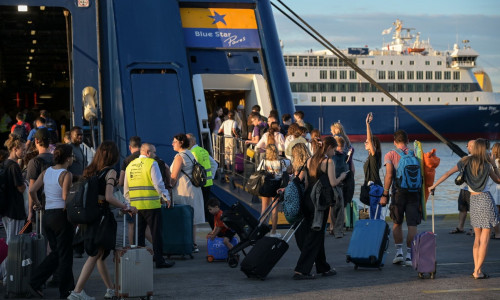 Απαγορευτικό απόπλου στα λιμάνια: Δεμένα τα πλοία – Πότε θα ξεκινήσουν τα δρομολόγια
