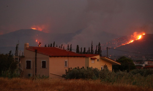 LIVE BLOG: Πύρινη κόλαση στην Ανατολική Αττική – Εκτός ελέγχου η φωτιά σε μέτωπο χιλιομέτρων