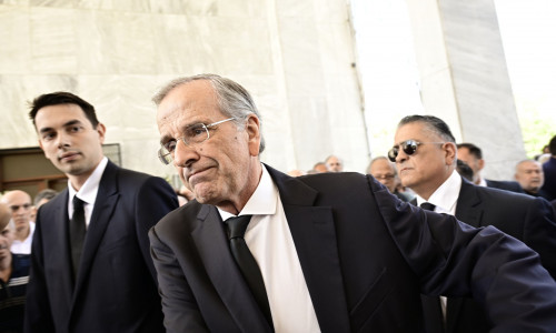 Κηδεία Λένας Σαμαρά: Η άφιξη Γεωργίας, Αντώνη και Κώστα Σαμαρά