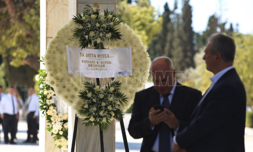 Λένα Σαμαρά: Βαρύ το κλίμα στο Α' νεκροταφείο - Το στεφάνι του πρωθυπουργού
