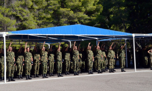 Αυξήσεις και αναδρομικά για 260.000 στρατιωτικούς και απόστρατους