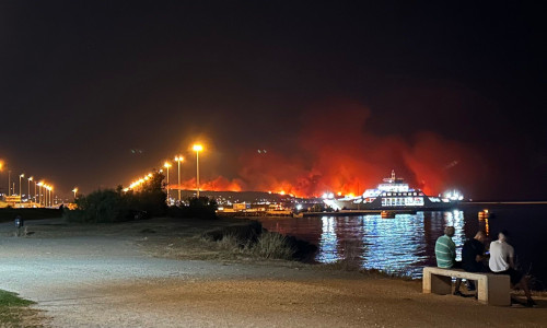 Φωτιά Αχαΐα: Απόκοσμες εικόνες από την γιγαντιαία πυρκαγιά που μαίνεται ανεξέλεγκτη