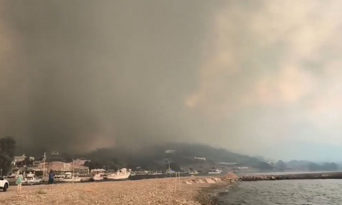 Φωτιά Χίος: Εγκλωβισμένοι σε παραλίες από την πυρκαγιά