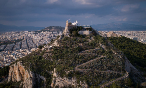Σοβαρό ατύχημα στο Λυκαβηττό - Τουρίστας έπεσε στο κένο