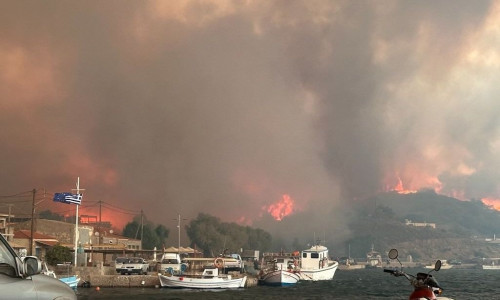 Φωτιά Χίος: Εγκλωβισμένοι σε παραλίες από τη μεγάλη πυρκαγιά - Δείτε live εικόνα