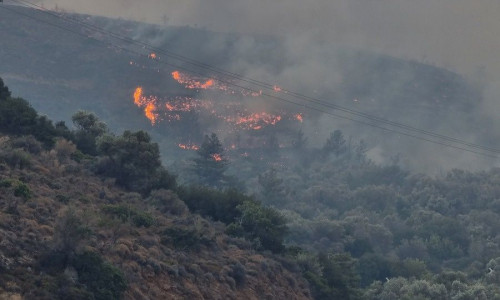 Φωτιά Χίος: Μέσα στο χωριό Κηπουριές μαίνεται η πυρκαγιά