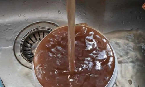 Νερό με λάσπη βγάζουν οι βρύσες στον Πλαταμώνα – Σε απόγνωση κάτοικοι και χιλιάδες παραθεριστές