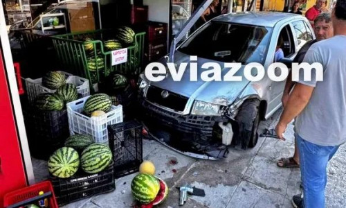 Χαλκίδα: Αυτοκίνητο στούκαρε σε σταθμευμένο όχημα και «μπούκαρε» σε μανάβικο