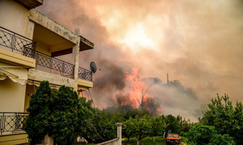 LIVE BLOG: Η φωτιά απειλεί την Πάτρα, δύσκολες ώρες σε Φιλιππιάδα και Χίο