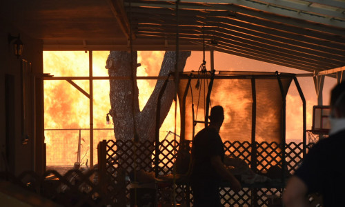 LIVE BLOG: Κοντά σε σπίτια η φωτιά στην Πάτρα, δύσκολες ώρες σε Φιλιππιάδα και Χίο