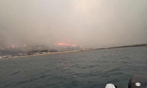 Χίος – Ο «Γολγοθάς» εγκλωβισμένου μαζί με τον γιο του: «Η φωτιά έσβησε κυριολεκτικά στη θάλασσα»