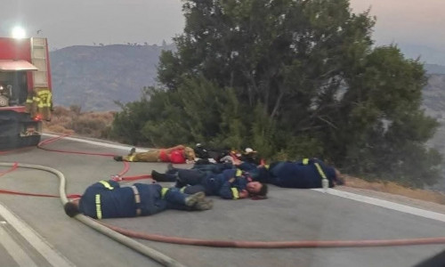 Φωτιά στη Χίο: Σπάει καρδιές φωτογραφία από τους αποκαμωμένους πυροσβέστες