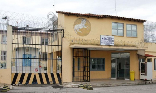Αιματηρή συμπλοκή και μαχαιρώματα μεταξύ κρατούμενων στις φυλακές της Λάρισας
