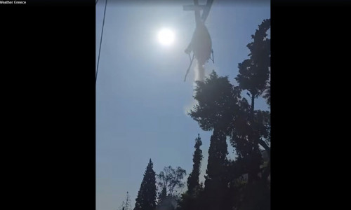 Παραλίγο τραγωδία στην Πάτρα: Ελικόπτερο κάνει ρίψη νερού και αυτοκίνητα περνούν από κάτω