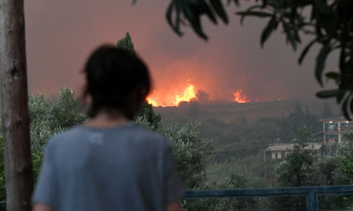 LIVE BLOG: Τρόμος από την πύρινη λαίλαπα - Δυσκολότερο το μέτωπο στην Κάτω Αχαΐα