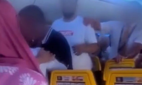 Χάος σε πτήση της Ryanair μετά από καβγά - Όλα ξεκίνησαν από... κλάμα μωρού