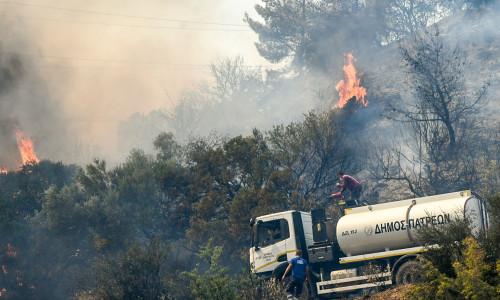 Φωτιά Πάτρα: Νέο μήνυμα εκκένωσης στα προάστια της πόλης