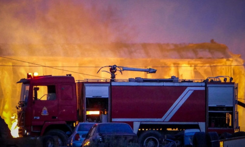 Κορωπί: Σορός αγνώστων στοιχείων εντοπίστηκε κατά τη διάρκεια κατάσβεσης στον χώρο εμπορίου