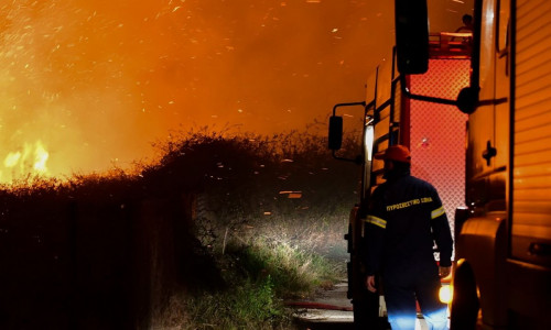 Φωτιά στα Μέγαρα – Τεράστια η κινητοποίηση της Πυροσβεστικής