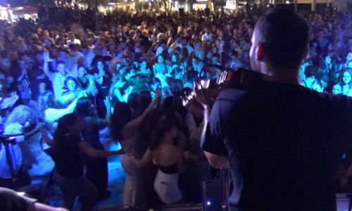 Μύκονος: Φρενίτιδα για το πανηγύρι της Άνω Μεράς – Η προσέλευση «έσπασε» κάθε ρεκόρ
