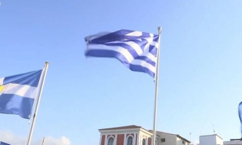 Δεκαπενταύγουστος – Συγκίνηση στην Τήνο: Η στιγμή της έπαρσης της ελληνικής σημαίας