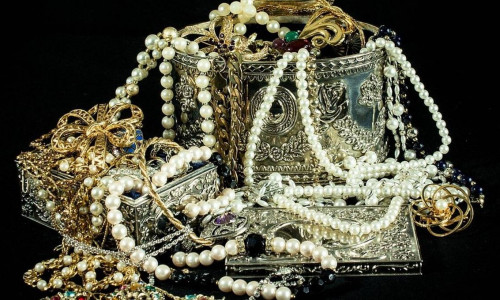 Αίγιο: Κλοπή με λεία κοσμήματα αξίας 5.000 ευρώ – Νεαροί οι δράστες, αναζητείται ένας ανήλικος